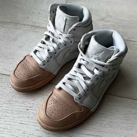 Jordan 1s high. Womens - Picture 3 of 5